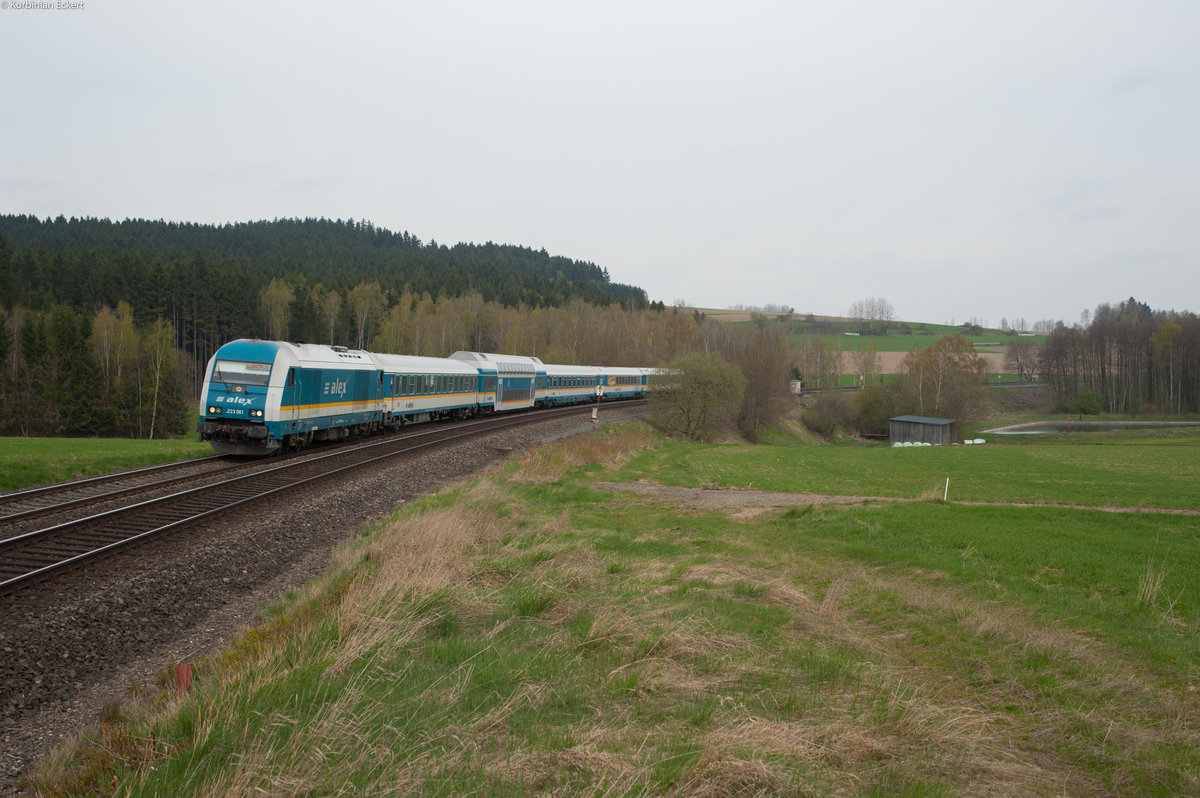 223 061 mit dem ALX 84111 von Hof Hbf nach München Hbf bei Lengenfeld, 15.04.2017