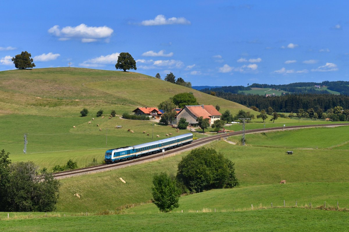 223 061 mit einem ALX am 28.08.2018 bei Heimhofen. 