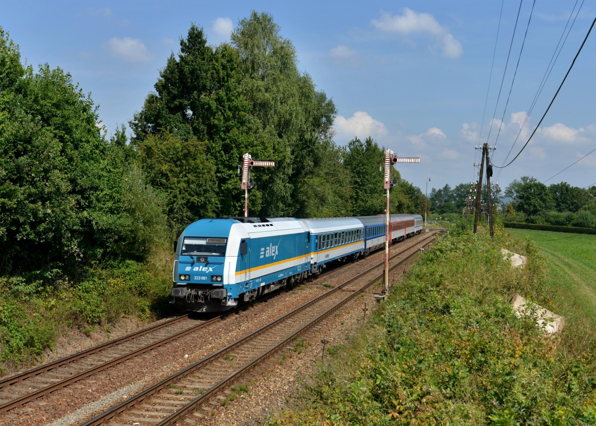 223 061 mit einem umgeleiteten ALX nach Mnchen am 24.08.2013 bei Janovice nad Uhlavou.