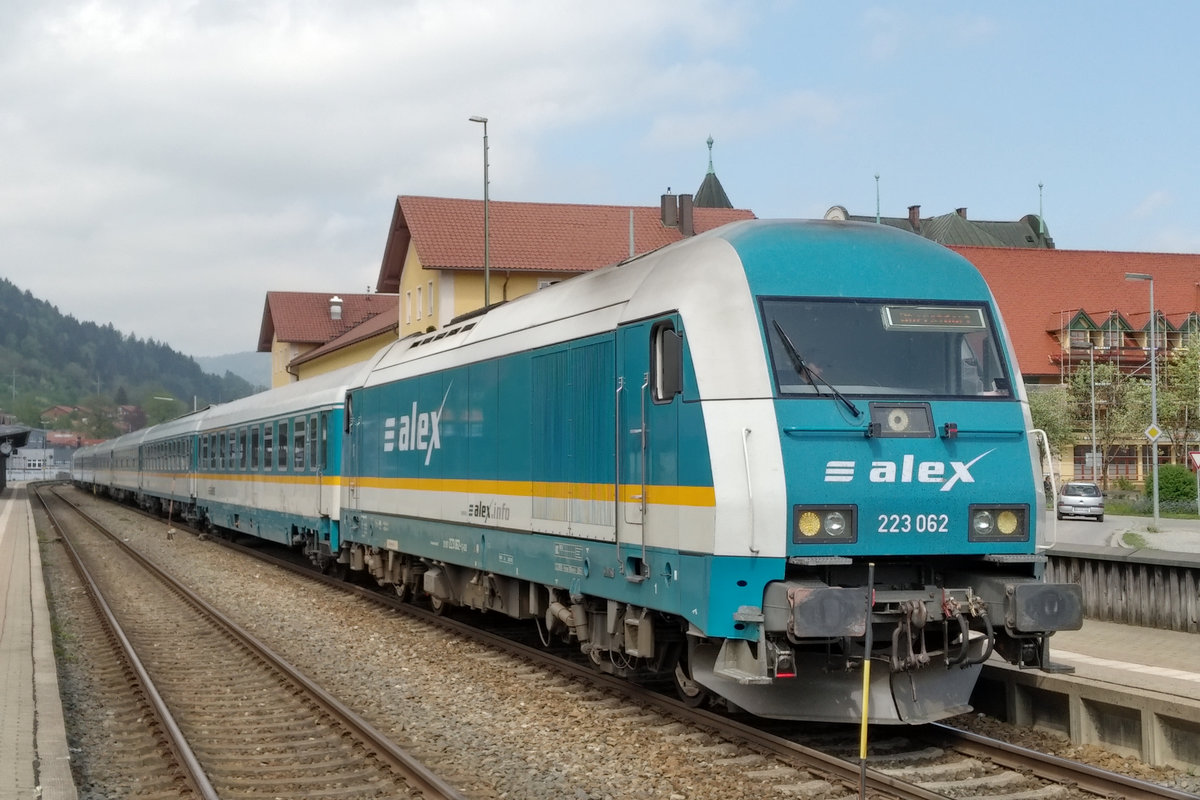 223 062 mit dem ALX 84139/84159 nach München um 12:57 Uhr in Immenstadt. Die doppelte Zugnummer kommt daher, dass die Züge aus Lindau und Oberstdorf ab Immenstadt vereint fahren. 05.05.2018. 