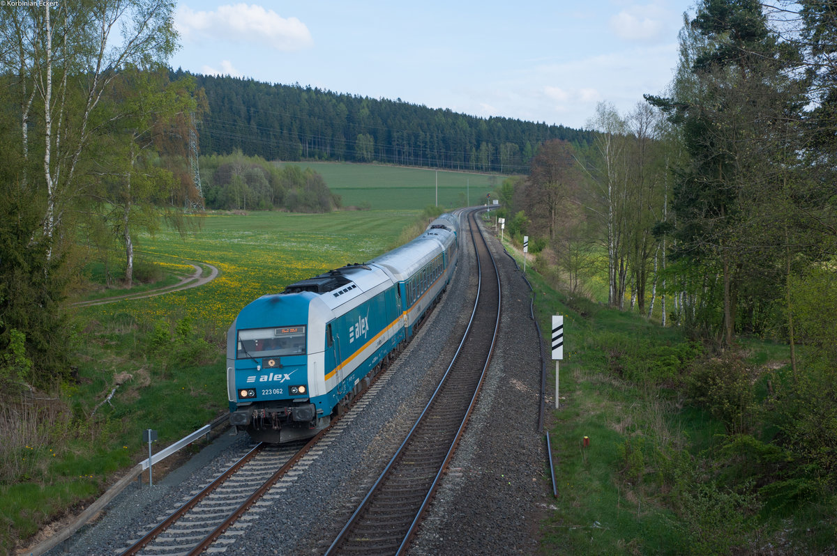 223 062 mit dem ALX 84110 von München Hbf nach Hof Hbf bei Niederlamitz Ost, 06.05.2017