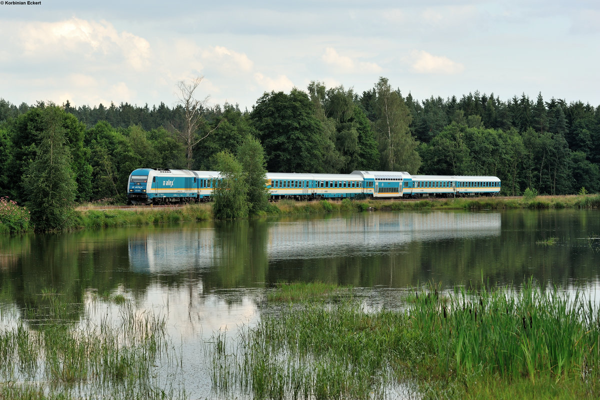 223 063 als ALX84112 von München nach Hof passiert bei ausgerechnet während einer Fotowolke die Teichidylle bei Wiesau, 28.07.2016