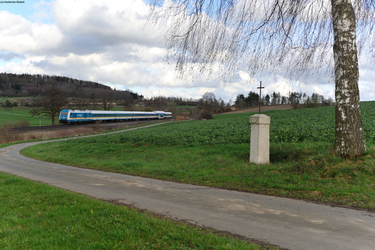 223 063 mit dem Alex nach Hof Hbf bei Lengenfeld, 15.04.2016