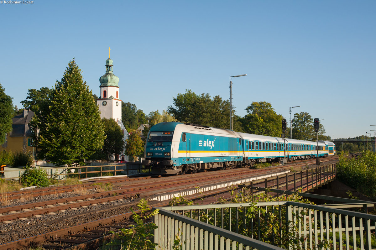223 063 mit dem ALX 84110 von München Hbf nach Hof Hbf bei Oberkotzau, 28.08.2017