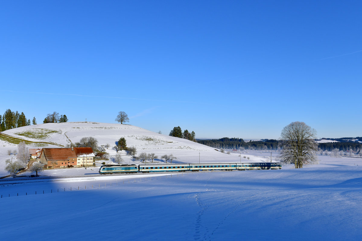 223 063 mit einem ALX am 25.12.2017 bei Heimhofen. 