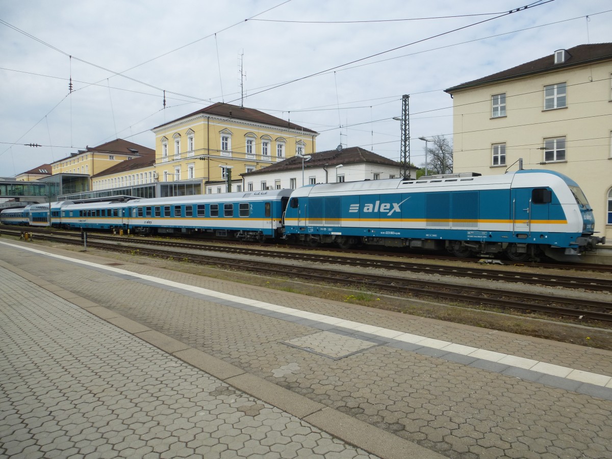 223 063 stand am 12.04.2014 im Regensburger Hbf mit einem Alex nach Hof Hbf zur Abfahrt bereit.