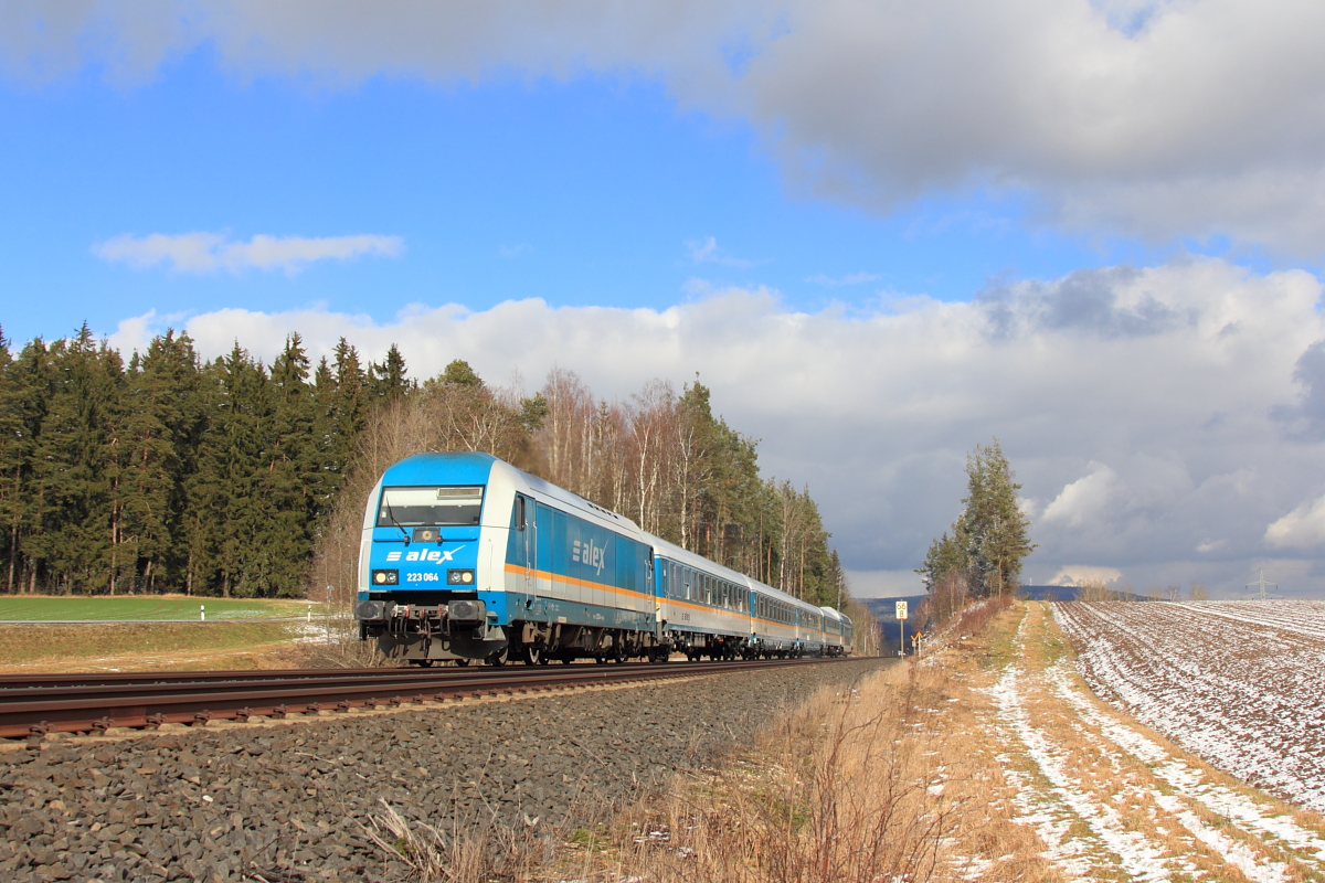 223 064 Alex bei Röslau am 25.02.2016. 