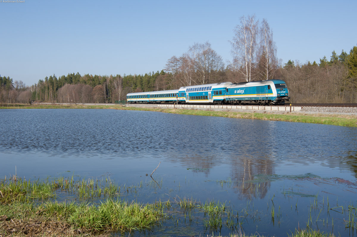 223 064 mit dem ALX 84104 von Hof Hbf nach München Hbf bei Oberteich, 08.04.2018