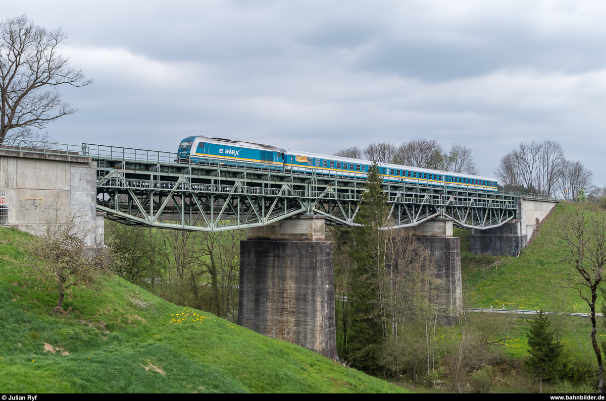 223 064 überquert mit ihrem ALEX Lindau - München am 14. April 2017 die Leiblach-Brücke bei Hergatz.