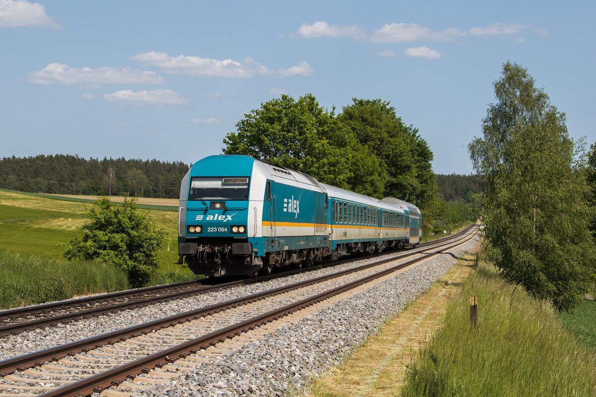 223 064 war am 28. Mai 2023 bei Naabdemensreuth auf dem Weg nach Marktredwitz.