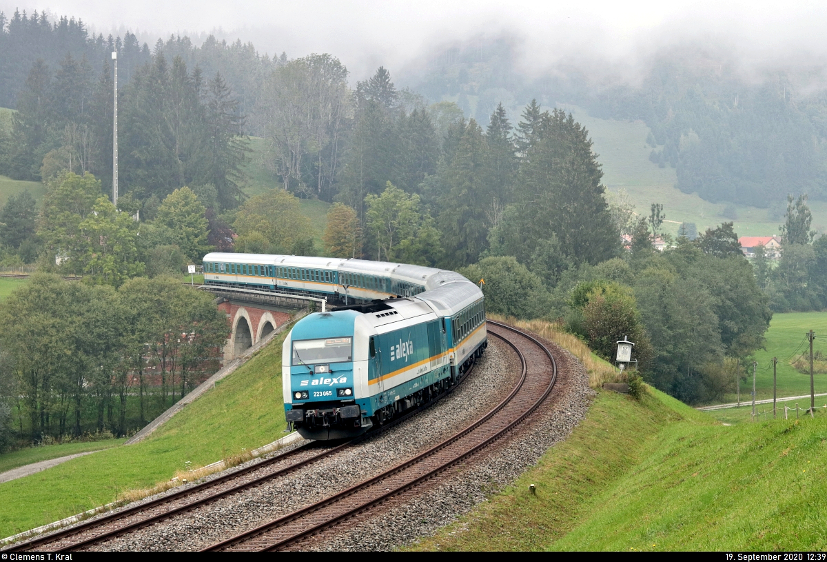 223 065-4  alexa  (Siemens ER20) unterwegs bei Unterthalhofen (Stiefenhofen).

🧰 Alpha Trains Group S.à r.l., vermietet an Die Länderbahn GmbH (DLB | Regentalbahn AG (RAG) | Netinera Deutschland GmbH | Ferrovie dello Stato Italiane S.p.A.)
🚝 ALX ALXS 84109 (alex süd) Lindau Hbf–München Hbf Gl.27-36
🚩 Bahnstrecke München–Lindau (Allgäubahn (Bayern) | KBS 970)
🕓 19.9.2020 | 12:39 Uhr