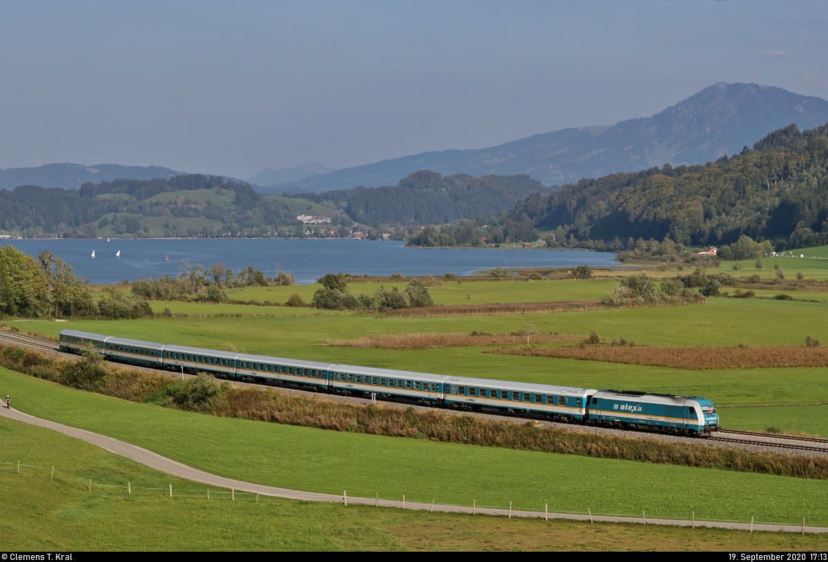 223 065-4  alexa  (Siemens ER20) unterwegs bei Ratholz (Immenstadt im Allgäu) am Großen Alpsee.

🧰 Alpha Trains Group S.à r.l., vermietet an Die Länderbahn GmbH (DLB | Regentalbahn AG (RAG) | Netinera Deutschland GmbH | Ferrovie dello Stato Italiane S.p.A.)
🚝 ALX ALXS 84112 (alex süd) München Hbf Gl.27-36–Lindau Hbf
🚩 Bahnstrecke München–Lindau (Allgäubahn (Bayern) | KBS 970)
🕓 19.9.2020 | 17:13 Uhr