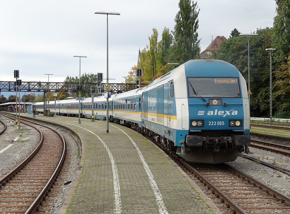 223 065 am 08.10.20 mit ALX bei der Ausfahrt aus Lindau Hbf.