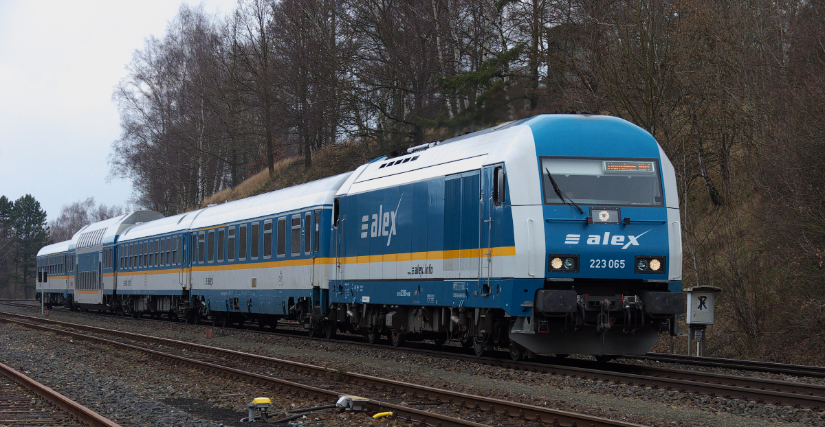 223 065 hat erst vor kurzer Zeit den Hbf. von Hof verlassen und bringt den ALEX Hof - München bis nach Regensburg.
Der Zug passiert den Bereich des ehemaligen Rangierbahnhofes Oberkotzau und wird hinter dem Bahnhof Oberkotzau auf die Strecke Weiden - Oberkotzau wechseln.
Bahnstrecke 5100 Bamberg - Hof am 17.03.2014