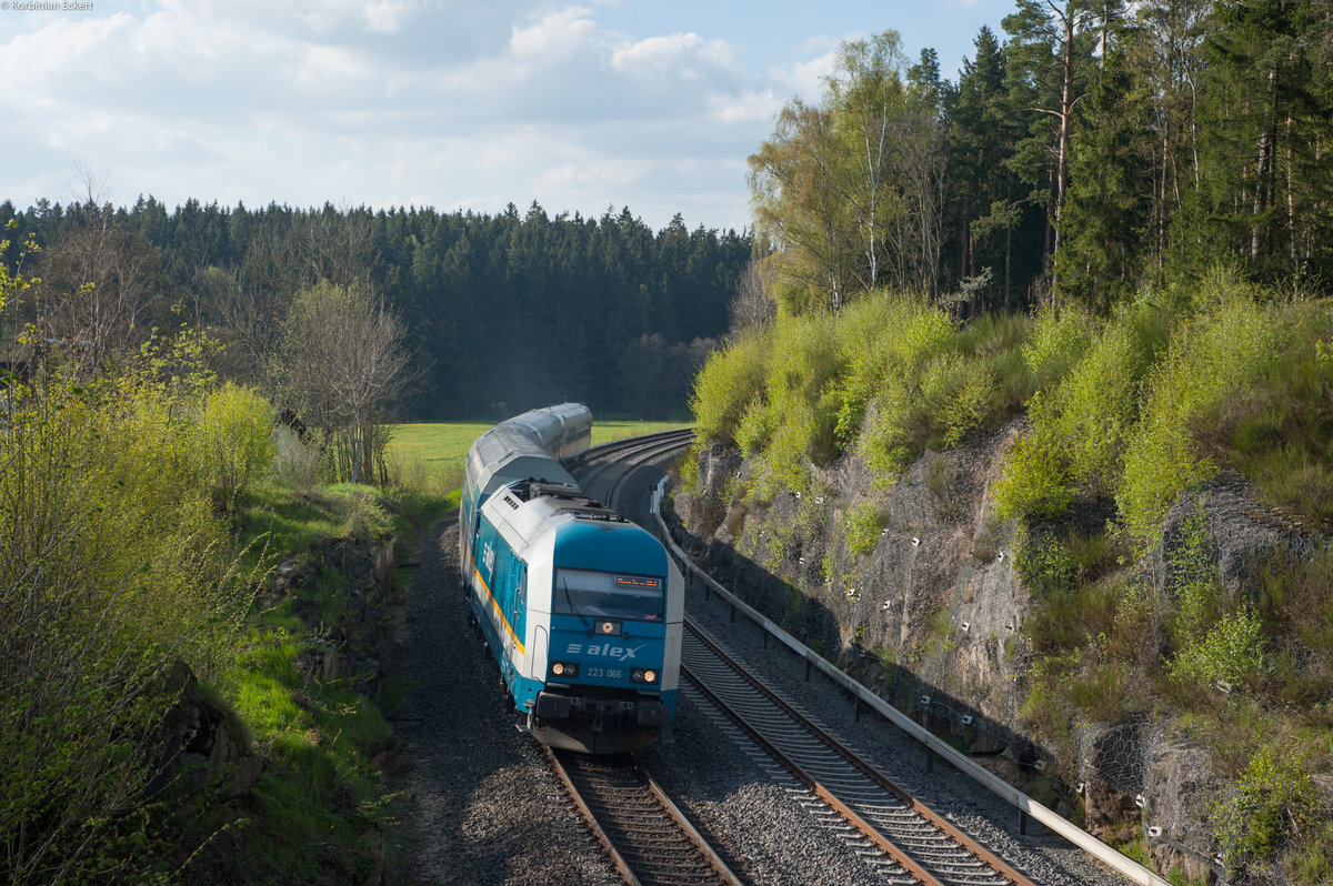 223 065 mit dem ALX 84121 von Hof Hbf nach München Hbf bei Niederlamitz Ost, 06.05.2017