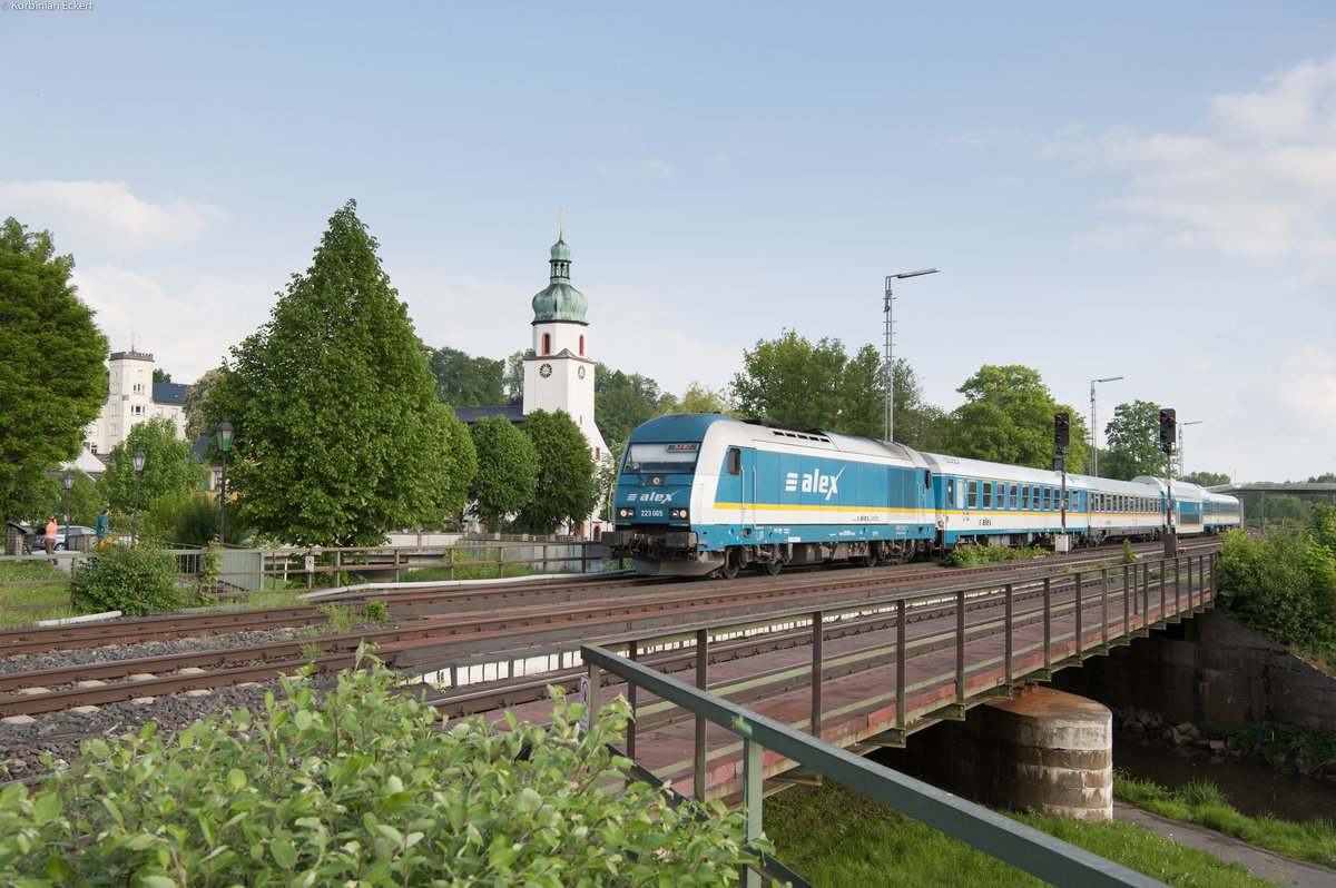 223 065 mit dem ALX 84111 von München Hbf nach Hof Hbf bei Oberkotzau, 11.05.2018
