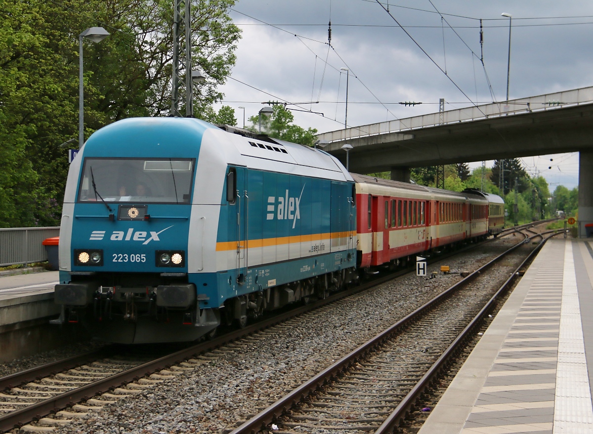 223 065 mit einem kurzen Sonderzug oder Wagenüberführung aus Richtung München Hbf kommend. Aufgenommen in Oberschleißheim am 09.05.2015.