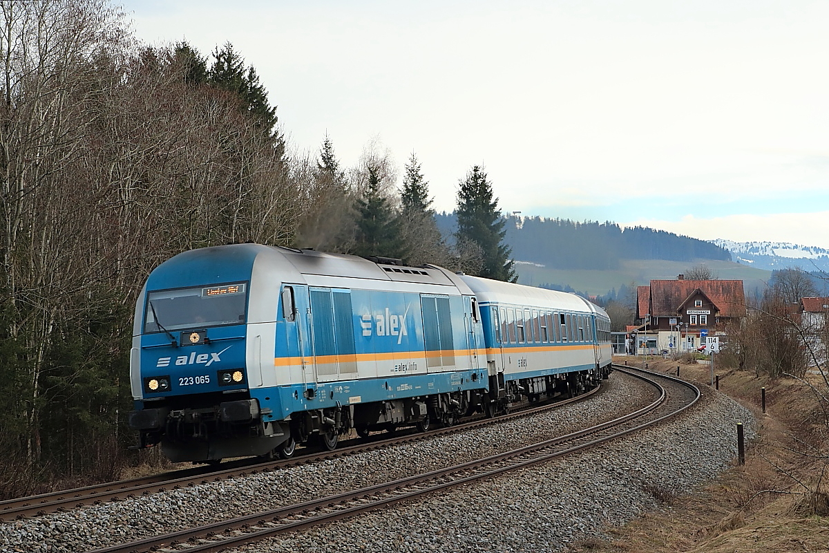 223 065 verlässt mit dem ALEX nach Lindau am 15.03.2018 den Bahnhof Röthenbach (Allgäu)