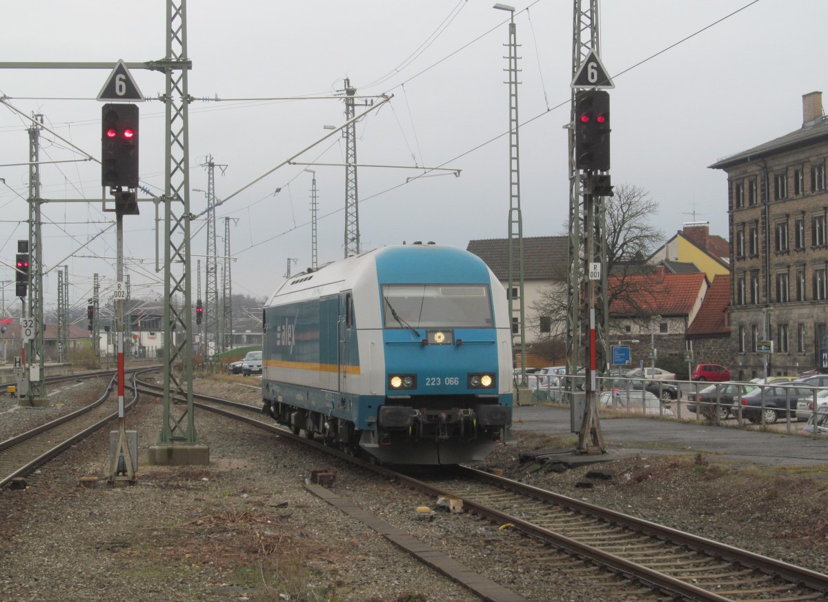 223 066 vom Alex rangiert am 08. Dezember 2013 im Bahnhof Lichtenfels.