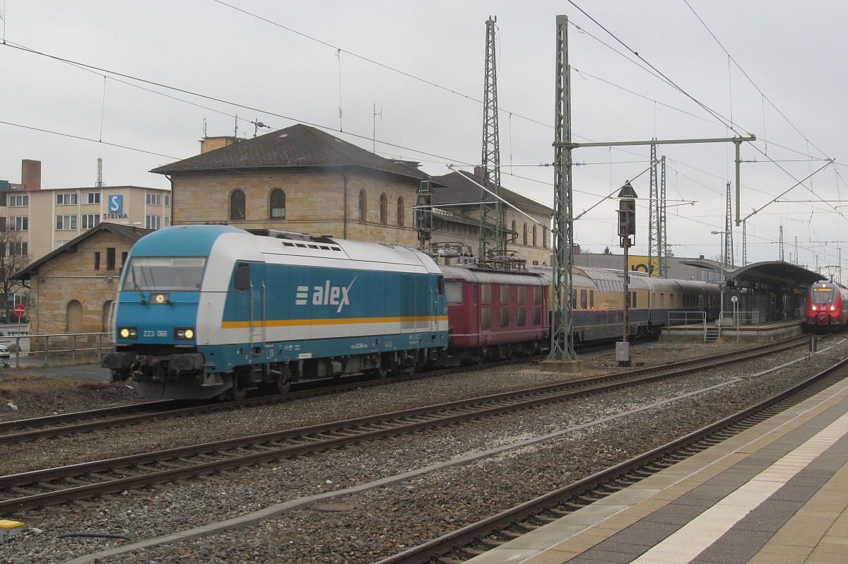 223 066 vom Alex zieht am 08. Dezember 2013 die Re4/4 I 10019 der Centralbahn und einige Rheingoldwagen als Sonderzug nach Braunschweig über Hof aus Lichtenfels heraus.