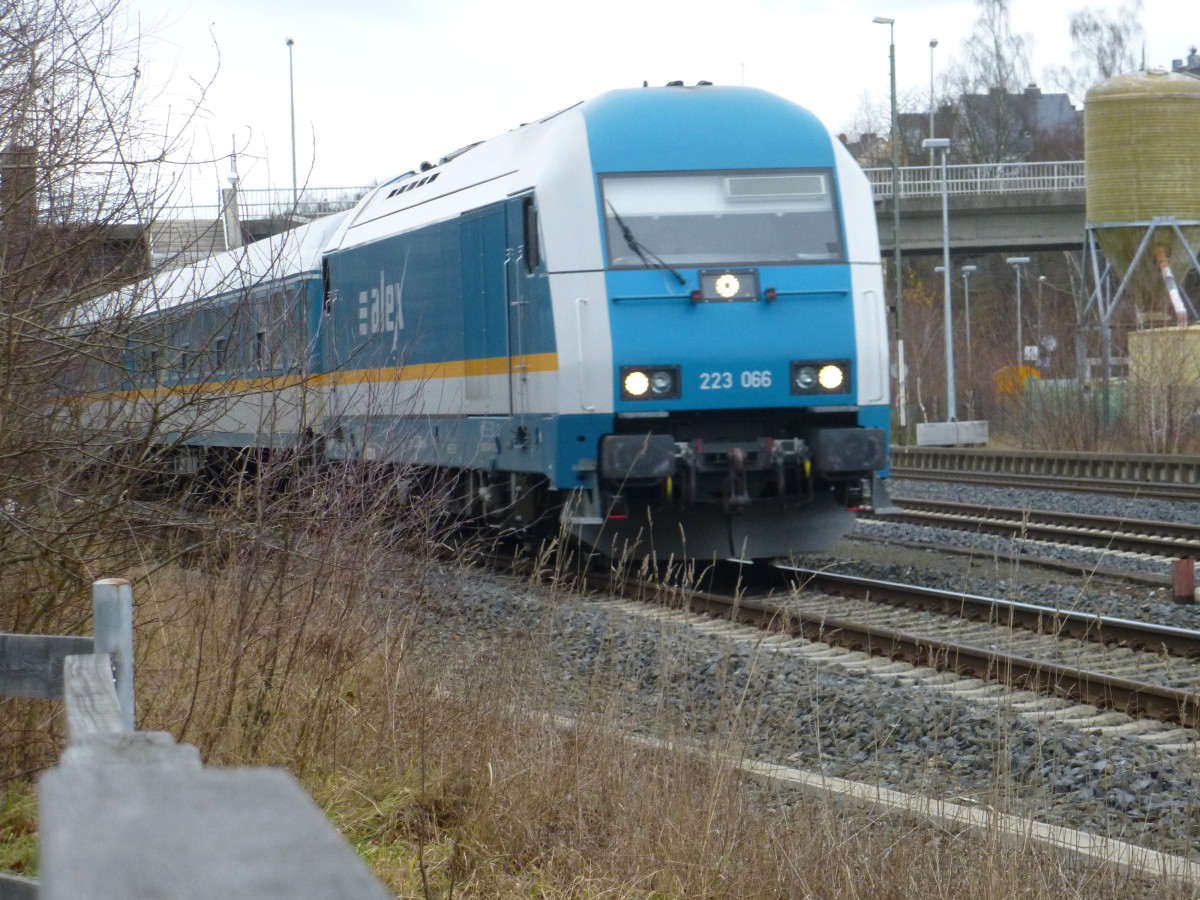 223 066 durchfährt hier am 28.12.2013 Oberkotzau.
Sie ist Zuglok des Alex von Hof nach München