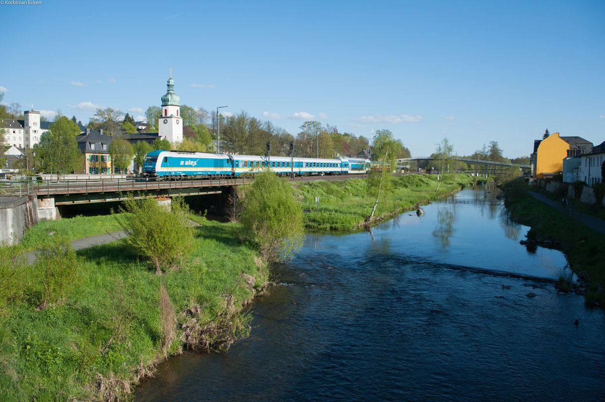 223 066 mit dem ALX 84110 von München Hbf nach Hof Hbf bei Oberkotzau, 10.05.2017