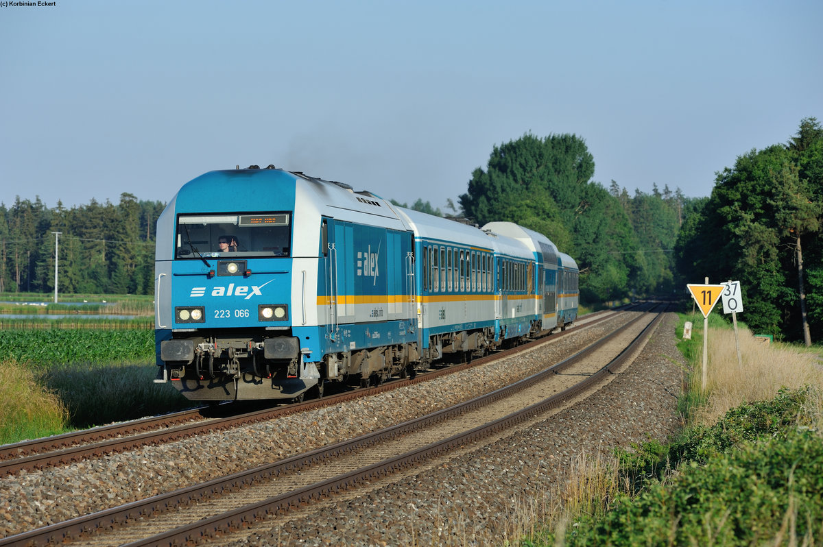 223 066 mit dem ALX84110 von München Hbf nach Hof Hbf bei Oberteich, 01.07.2015