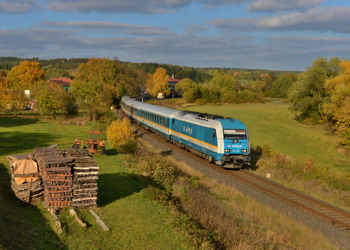223 066 mit EX 352 am 23.10.2015 bei Blizejov. 
