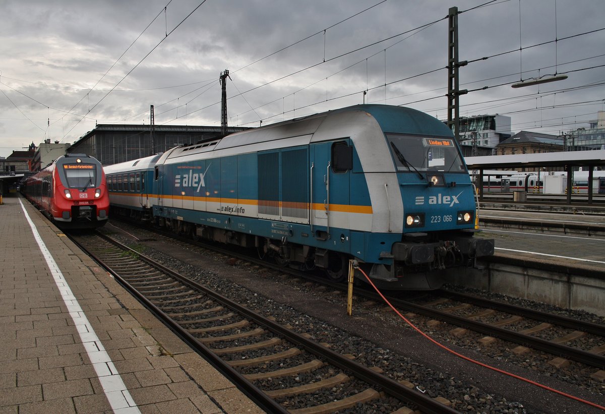 223 066 verlässt am 16.8.2017 mit dem ALX84132/ALX84152 nach Lindau Hauptbahnhof/Oberstdorf den Münchener Hauptbahnhof.