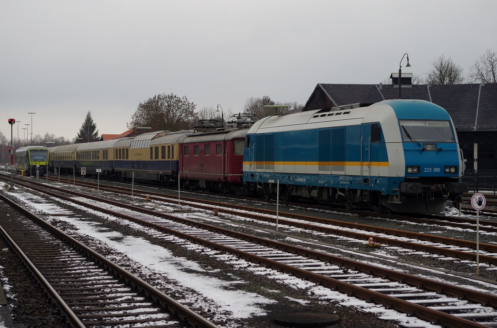 223 066 der Vogtlandbahn und 10019 der Centralbahn mit Rheingold-Sonderzug am 08.12.2013 abgestellt in Neuenmarkt-Wirsberg. 