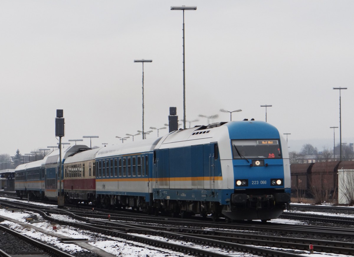 223 066 ist zusehen am 16.01.14 bei der Ausfahrt in Marktredwitz.