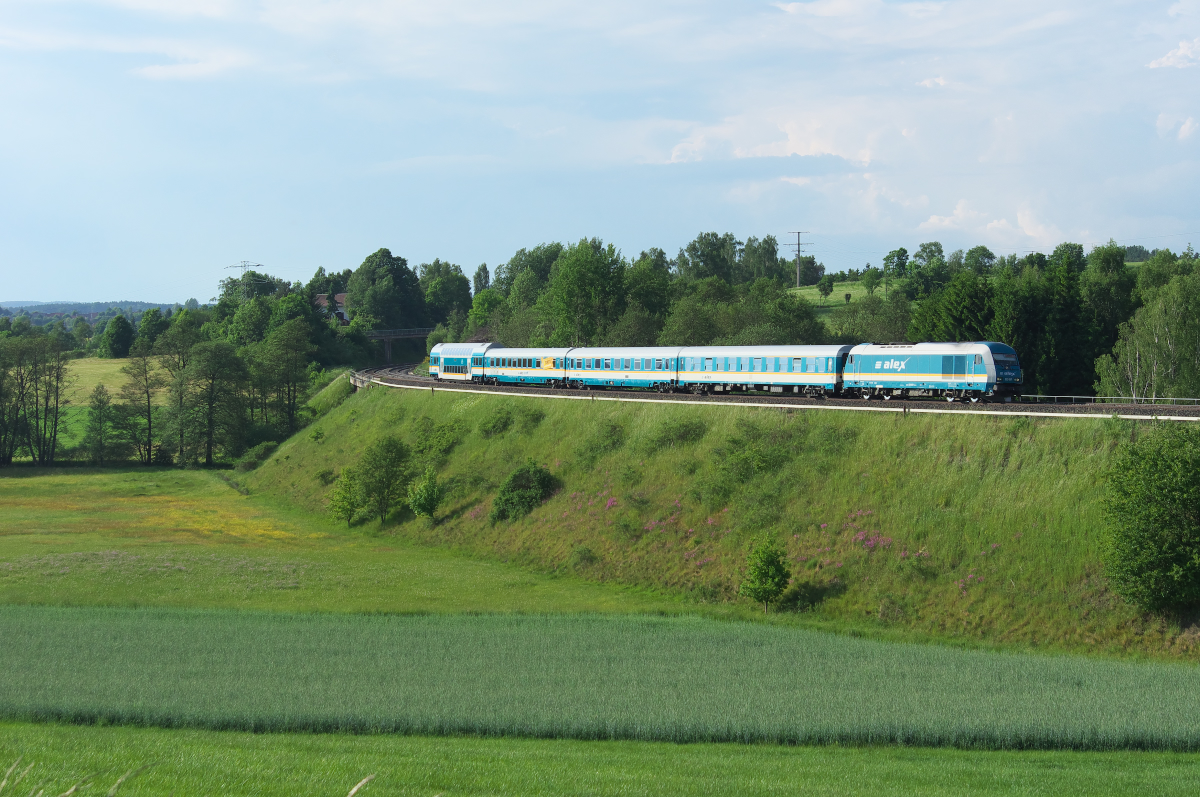 223 067 ist dem ALEX Hof - München unterwegs. Der Zug hat gerade das Saaletal verlassen und erklimmt nun die Höhen des Fichtelgebirges in Richtung Marktredwitz. Bahnstrecke 5050 Weiden - Oberkotzau bei Fattigau/Schwarzenbach an der Saale am 30.05.2017