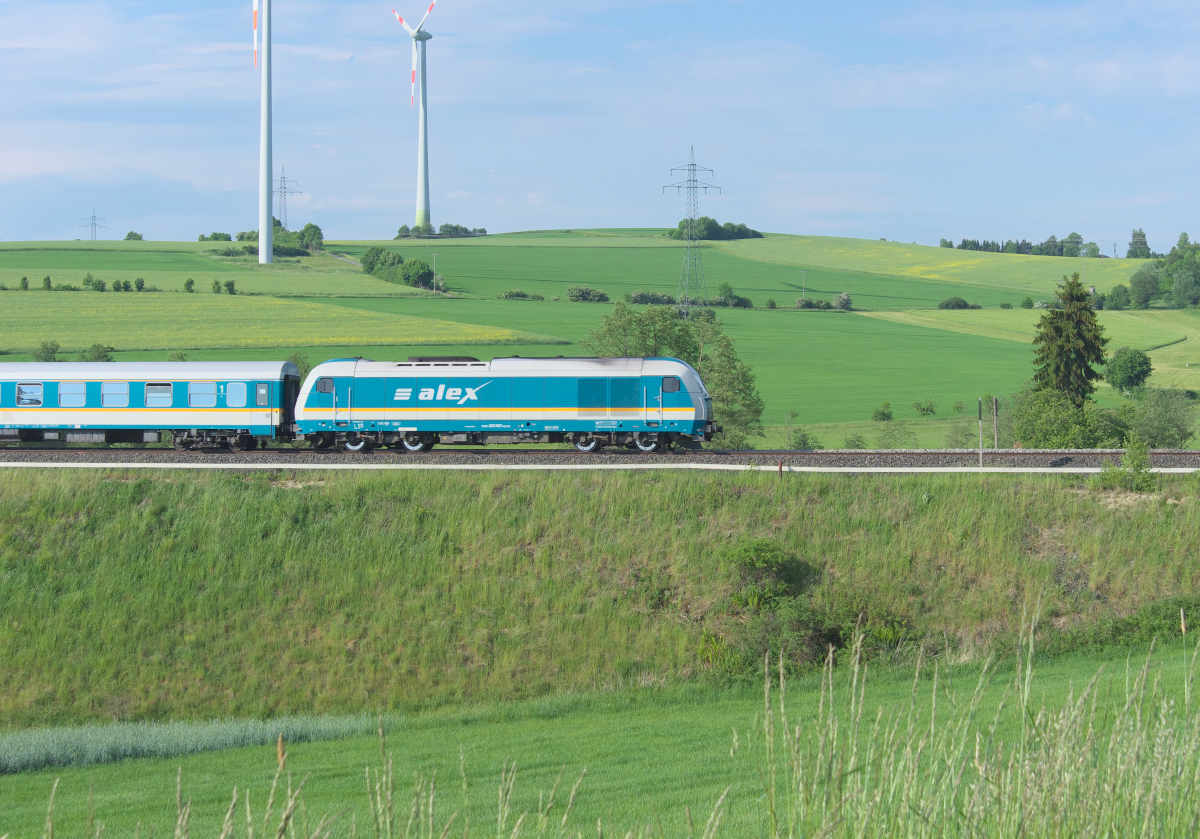 223 067 ist dem ALEX Hof - München unterwegs. Der Zug hat gerade das Saaletal verlassen und erklimmt nun die Höhen des Fichtelgebirges in Richtung Marktredwitz. Bahnstrecke 5050 Weiden - Oberkotzau bei Fattigau/Schwarzenbach an der Saale am 30.05.2017