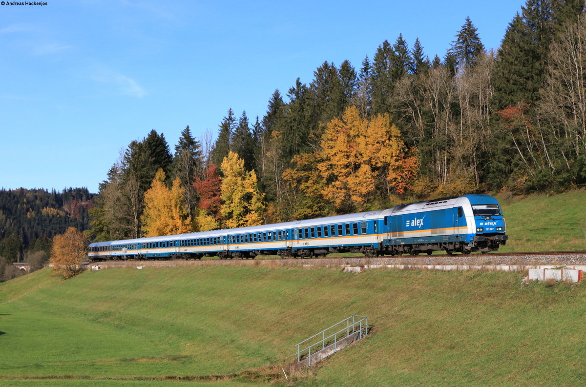 223 067 mit dem ALX84111 (Lindau Hbf-München Hbf) bei Oberthalhofen 25.10.20