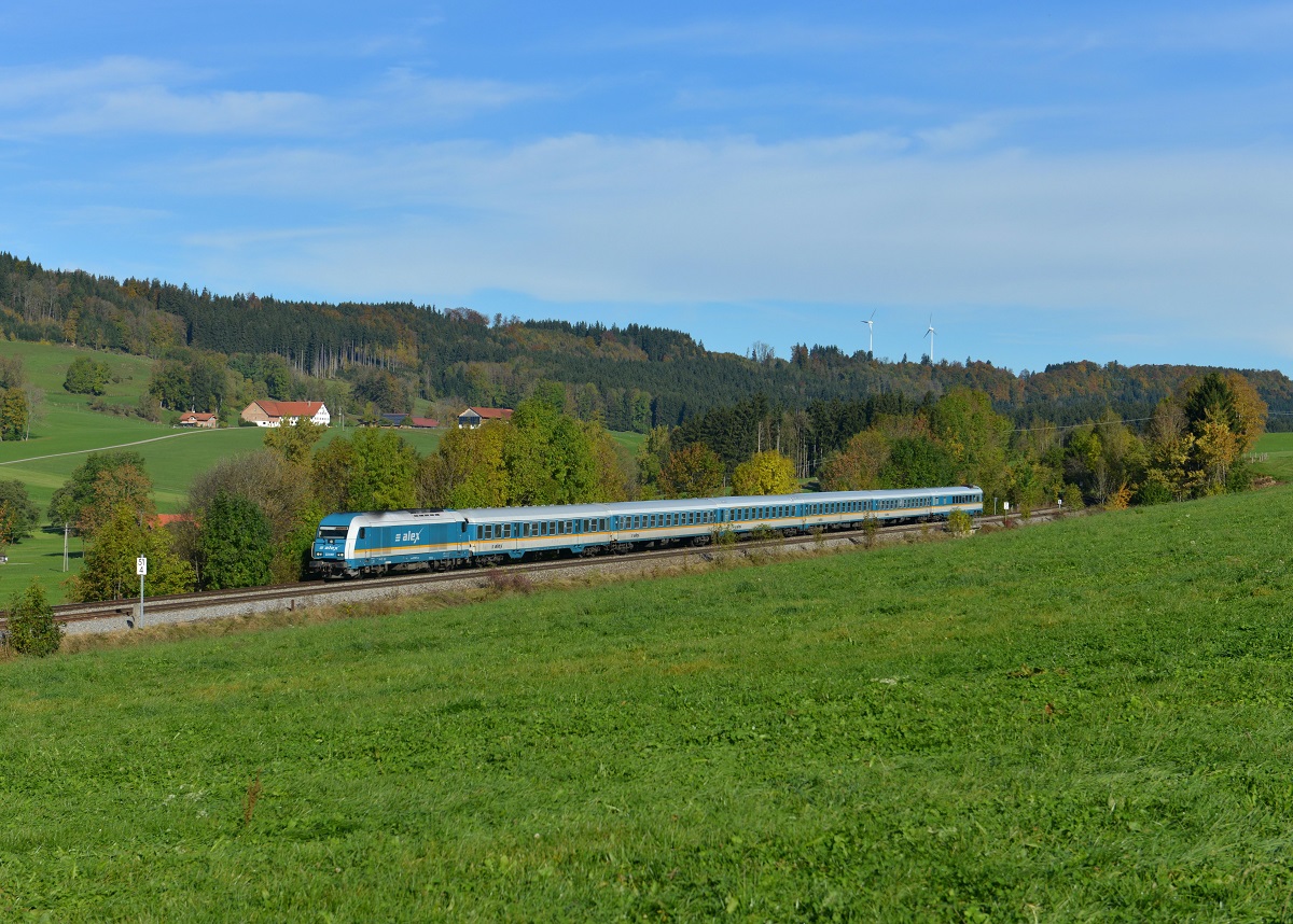 223 067 mit einem ALX nach Lindau am 19.10.2013 bei Ellerberg. 