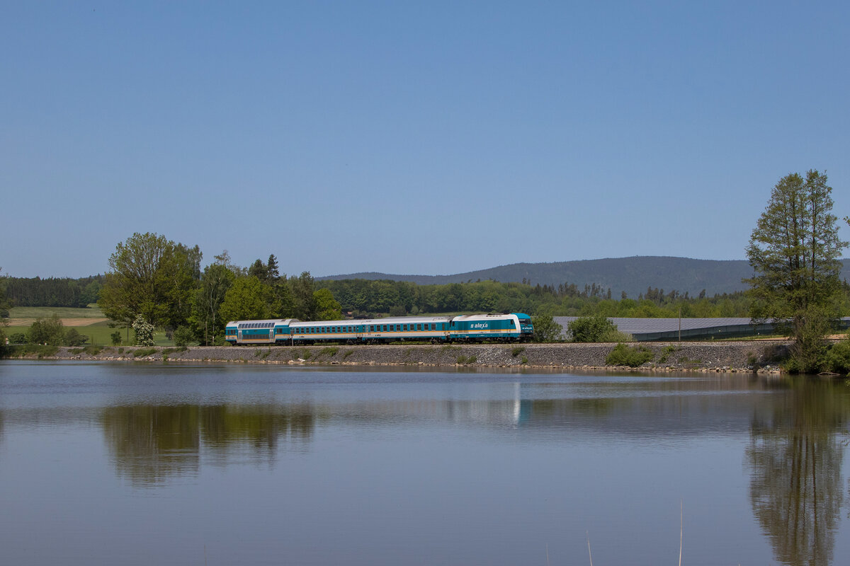 223 068 auf dem Weg nach Marktredwitz. Aufgenommen am 28. Mai 2023 am Rechenweiher bei Escheldorf.