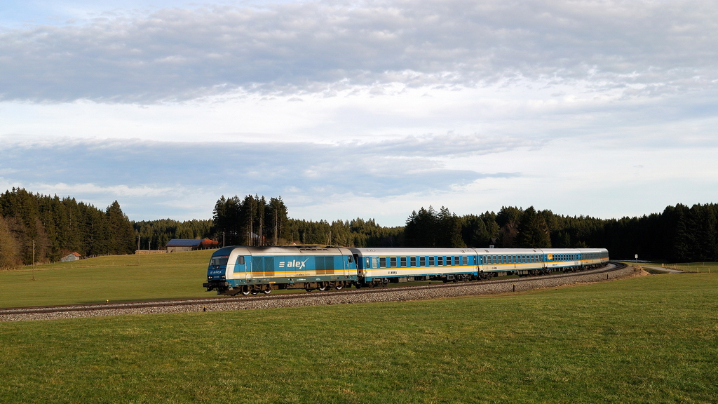 223 068 mit Alx 84168 bei Riedles (09.01.2014)