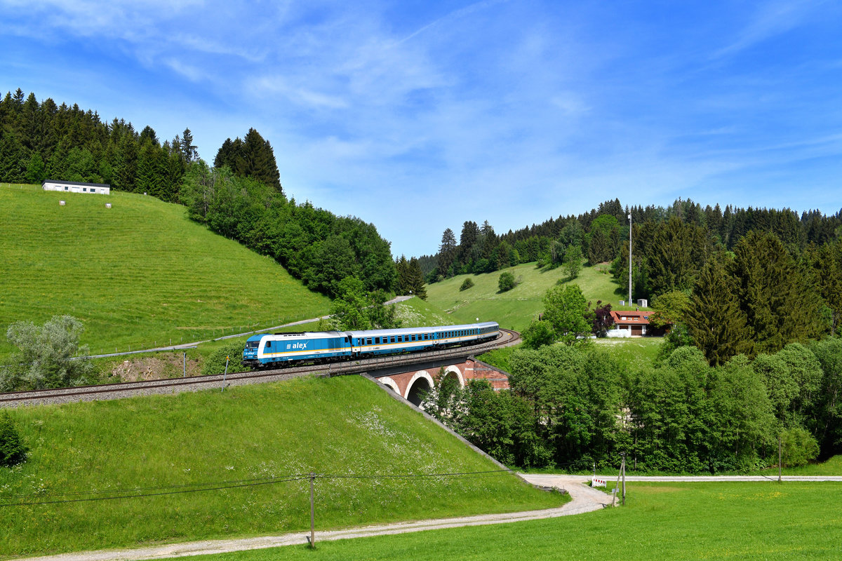 223 068 mit einem ALX am 26.05.2018 bei Harbatshofen. 