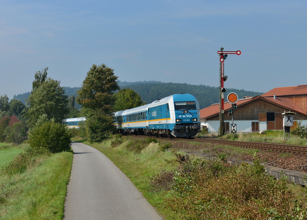 223 068 mit einem ALX nach Prag am 05.09.2014 bei Kothmaißling.