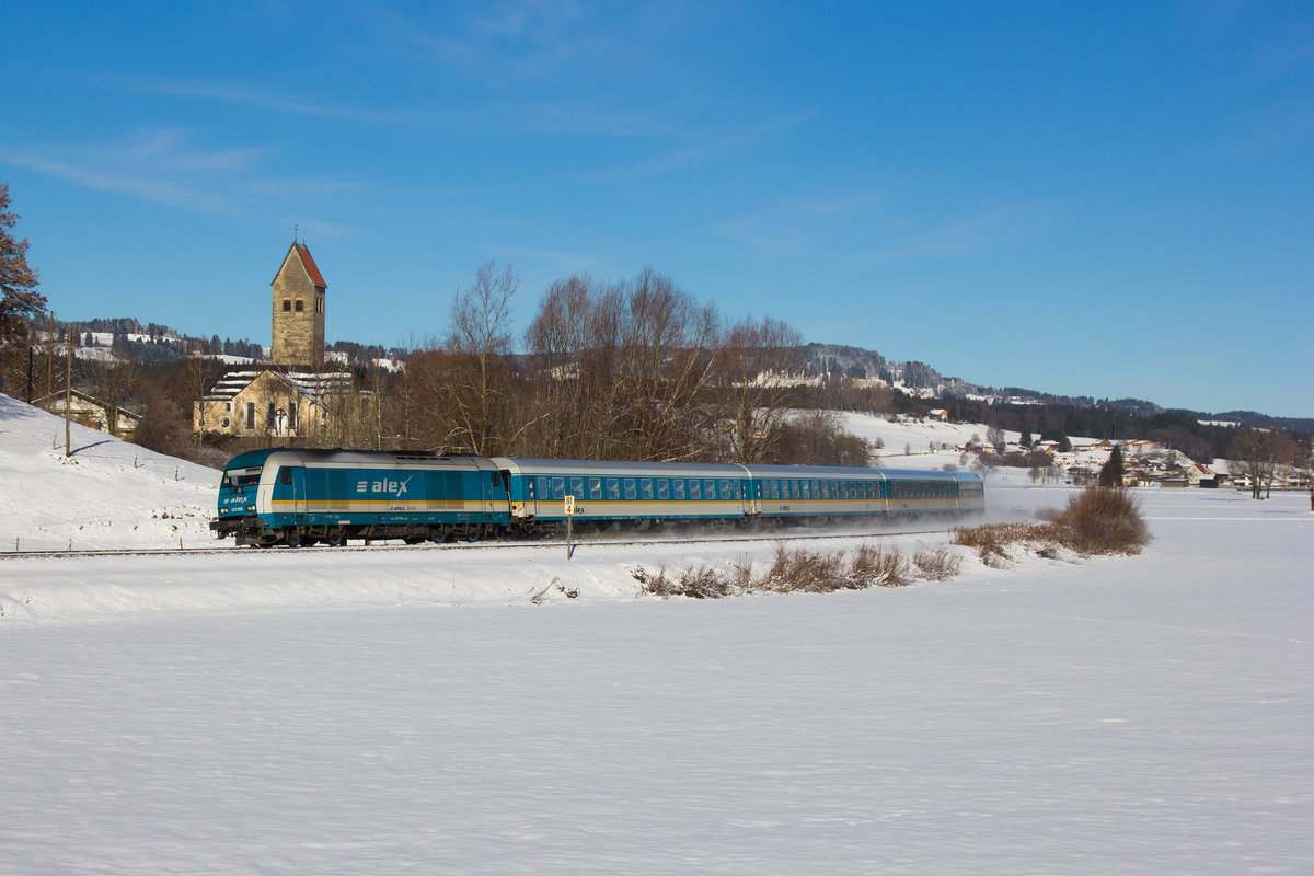 223 068 mit ihrem Alex Vollzug kurz vor Immenstadt aus Kempten kommend. 13.12.17