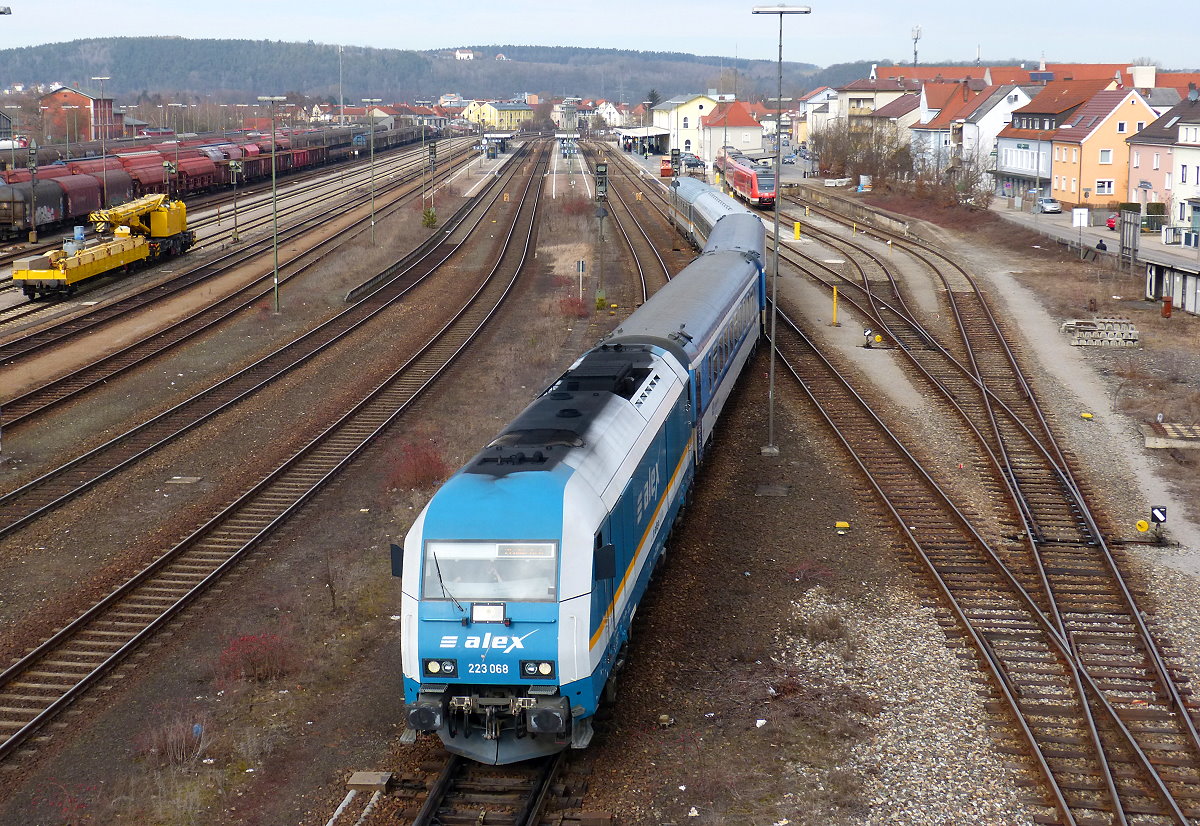 223 068 schiebt ihren Zug Richtung Bahnsteigg, Schwandorf am 24.02.2019