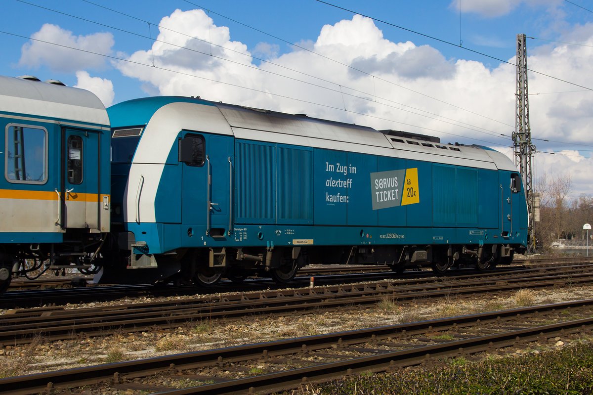 223 069-6 mit ihrem ALEX Vollzug am Haken gen München auf dem Bahndamm in Lindau. 7.3.16