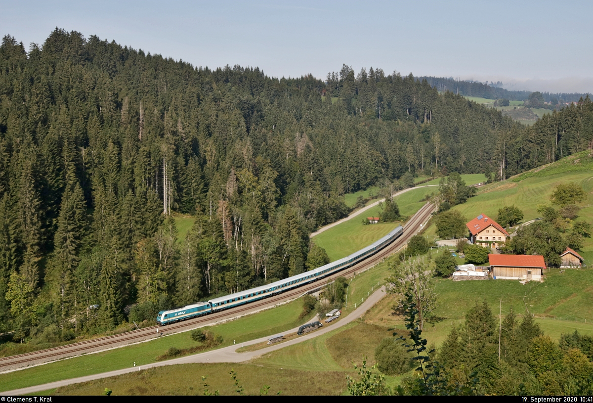 223 069-6 (Siemens ER20) unterwegs bei Weißenbachmühle (Oberstaufen).

🧰 Alpha Trains Group S.à r.l., vermietet an Die Länderbahn GmbH (DLB | Regentalbahn AG (RAG) | Netinera Deutschland GmbH | Ferrovie dello Stato Italiane S.p.A.)
🚝 ALX ALXS 84107 (alex süd) Lindau Hbf–München Hbf Gl.27-36 [+5]
🚩 Bahnstrecke München–Lindau (Allgäubahn (Bayern) | KBS 970)
🕓 19.9.2020 | 10:41 Uhr