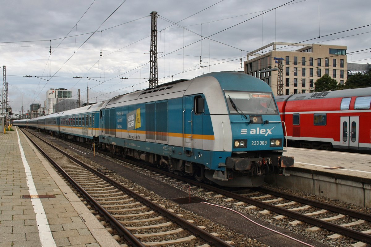 223 069 fährt am 16.8.2017 mit dem ALX84133/ALX84153 von Lindau Hauptbahnhof/Oberstdorf in den Münchener Hauptbahnhof ein. 