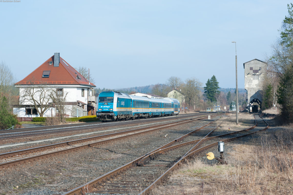 223 069 mit dem ALX 84108 von München Hbf nach Hof Hbf bei Pechbrunn, 24.03.2017