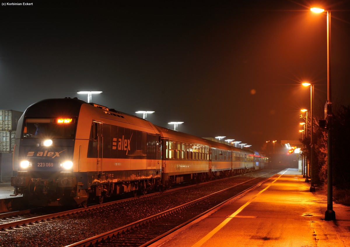 223 069 mit dem ALX 84110 von München Hbf nach Hof abends am Bahnhof Wiesau (Oberpf), 20.12.2013