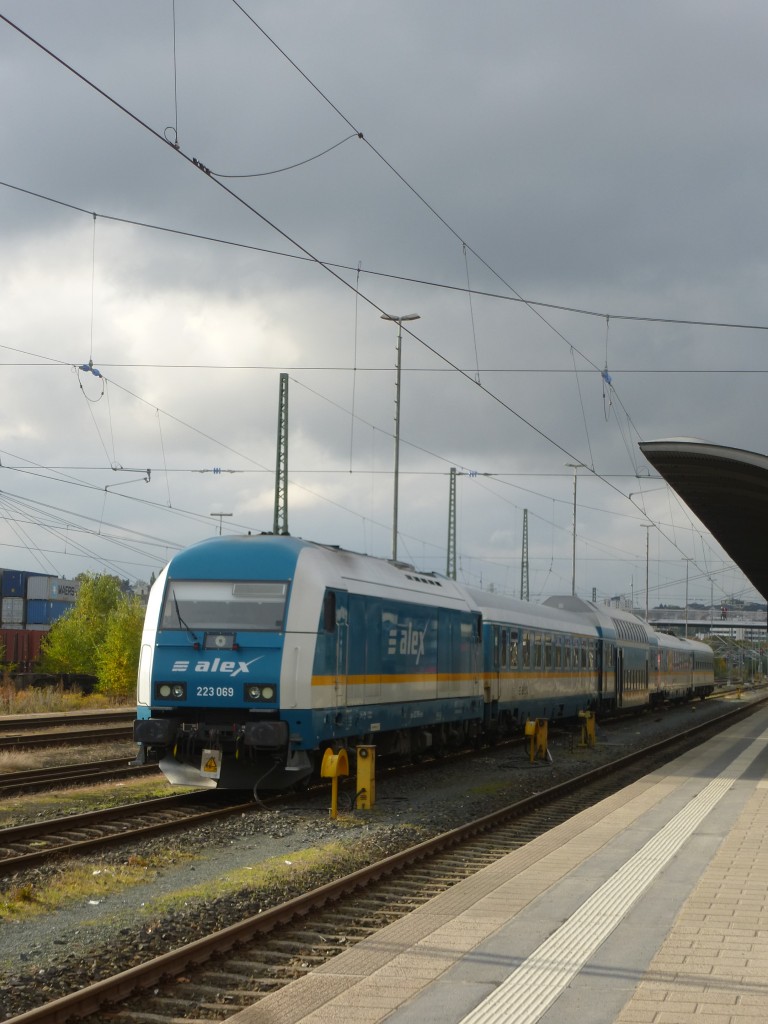 223 069 steht hier mit einer alex Garnitur im Hofer Hauptbahnhof.
Aufnahme vom 12.Oktober 2013.