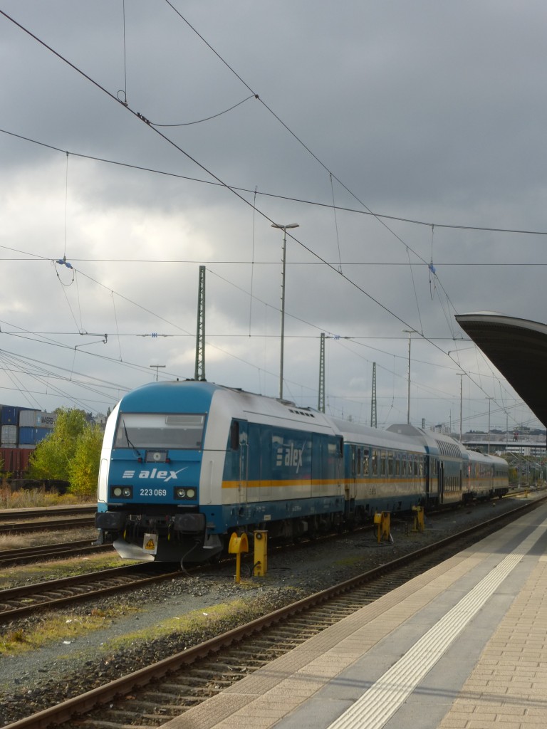 223 069 steht hier mit einer alex Garnitur im Hofer Hauptbahnhof.
Aufnahme vom 12.Oktober 2013.