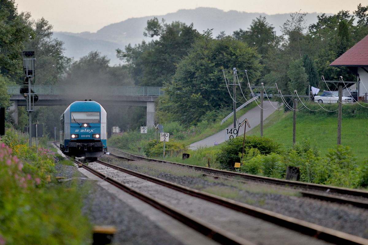 223 070 kommt mit einer sehr schönen,gewaltigen Abgaswolke die Steigung nach Schlachters hoch.Am Haken hat sie den Alx 84157 nach München Hbf.Bild vom 8.8.2014