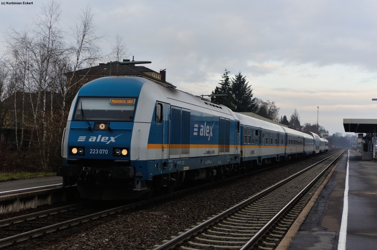223 070 mit dem ALX 84135 nach München Hbf beim Halt in Wiesau (Oberpf), 22.12.2013